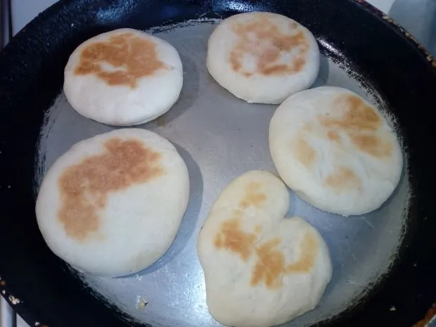 Smażenie ciasta na kebab na patelni