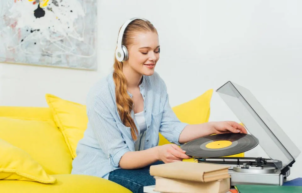 Osoba słuchająca muzyki klasycznej na winylu, gramofon, płyta