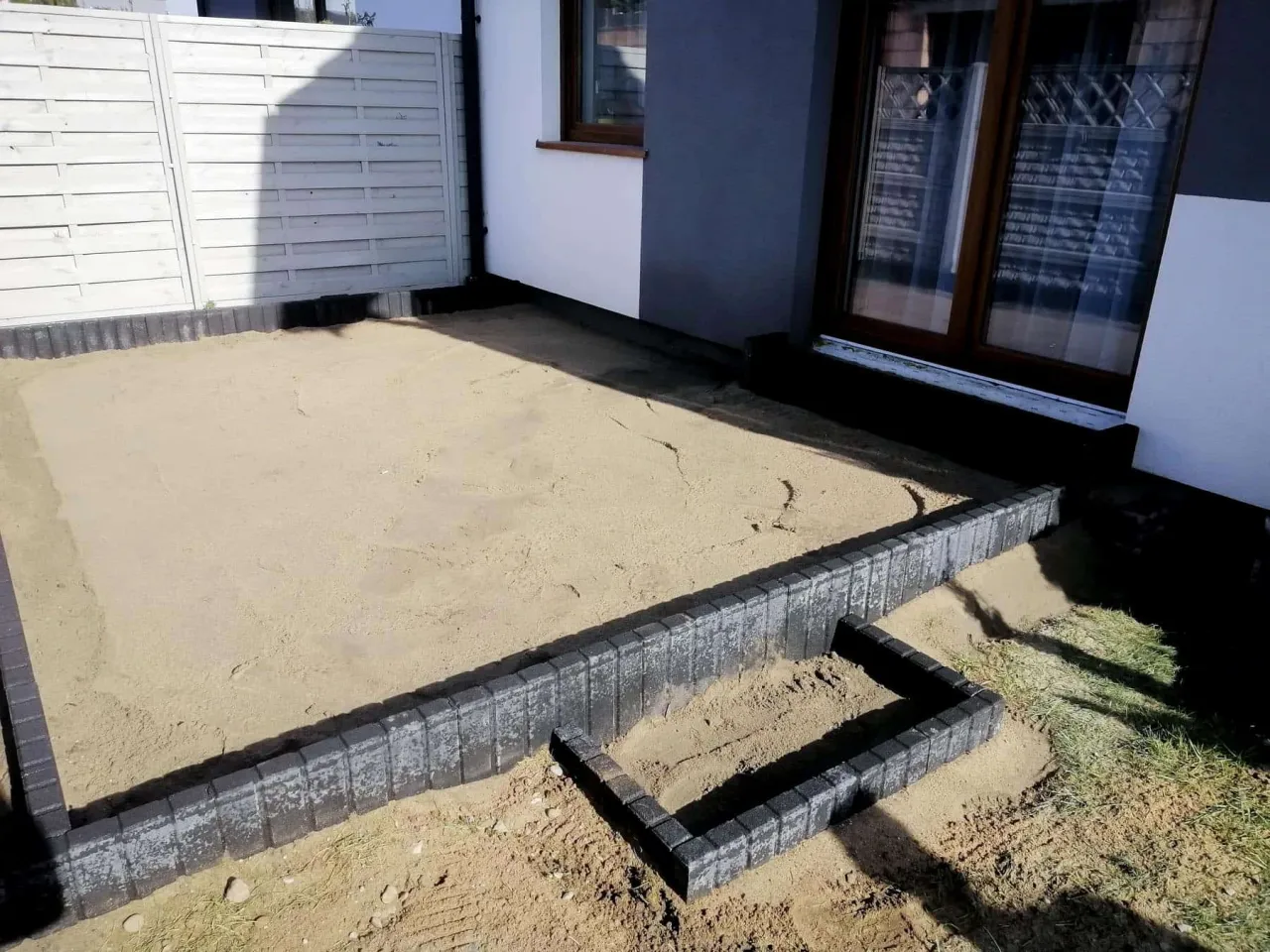 układanie obrzeży i podbudowa tarasu z kostki