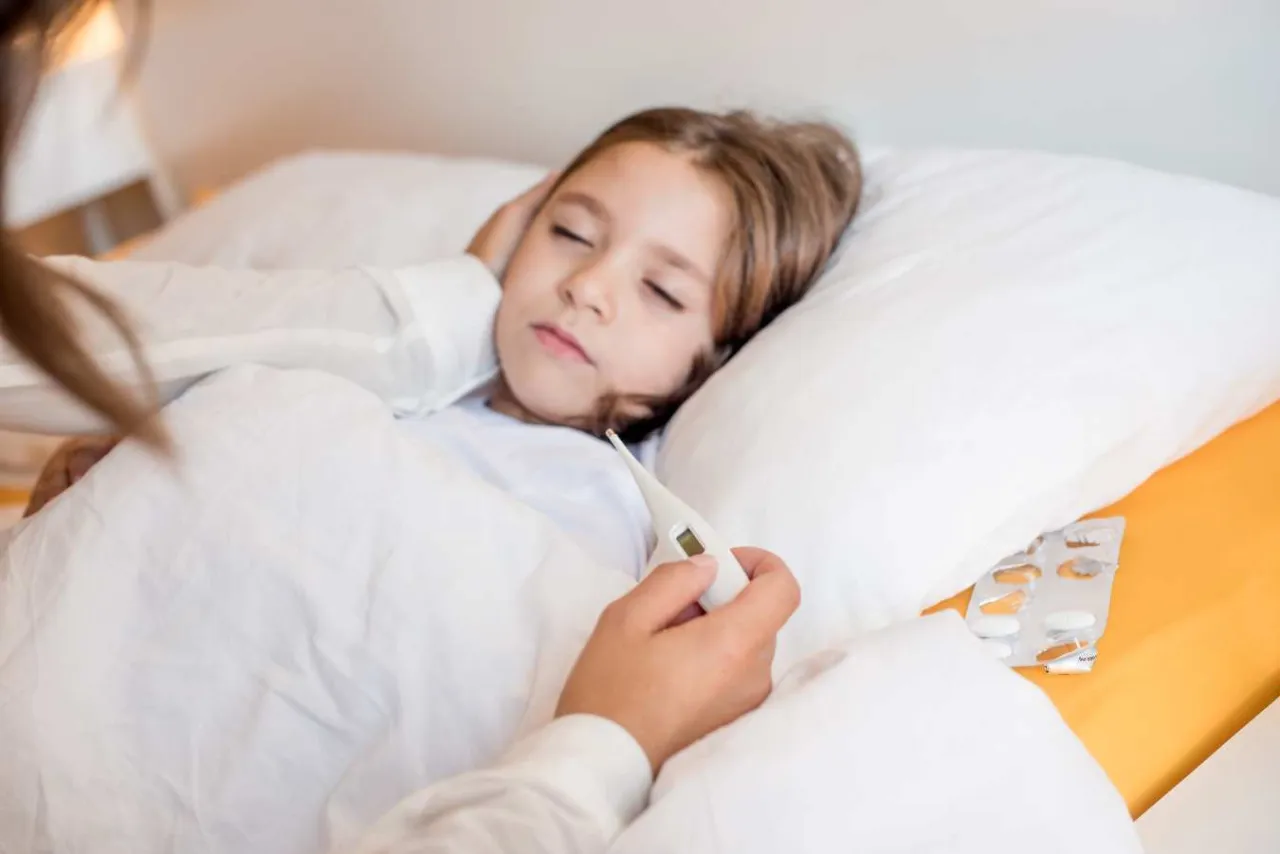 Zaniepokojony rodzic przy dziecku, objawy alarmowe u dziecka