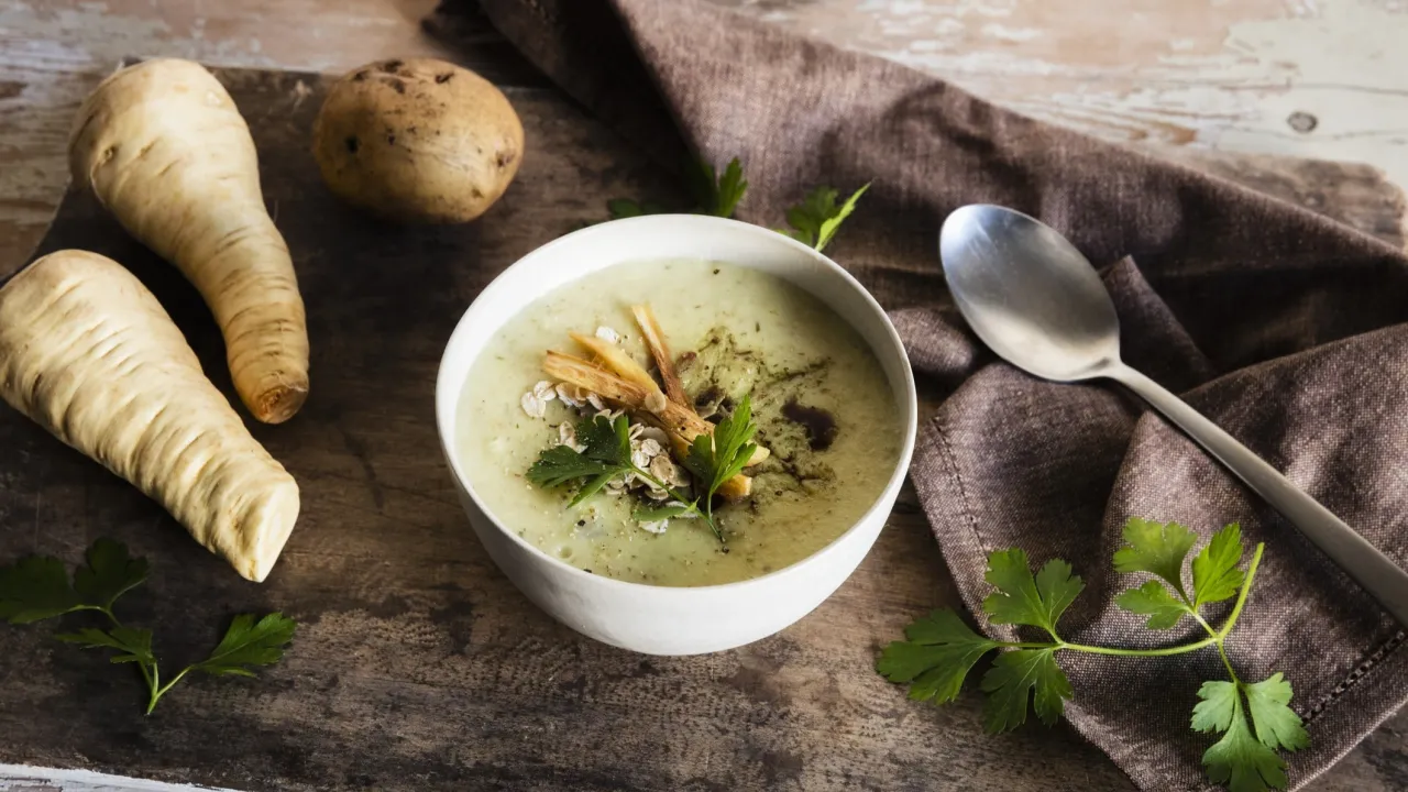 Zutaten f&uuml;r Pastinakensuppe auf Holzbrett