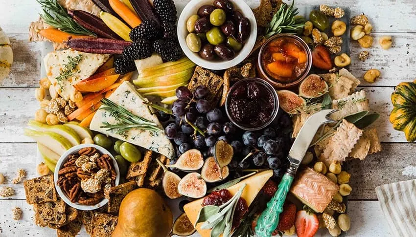 deska serów z parmezanem, parmezan z figami i miodem