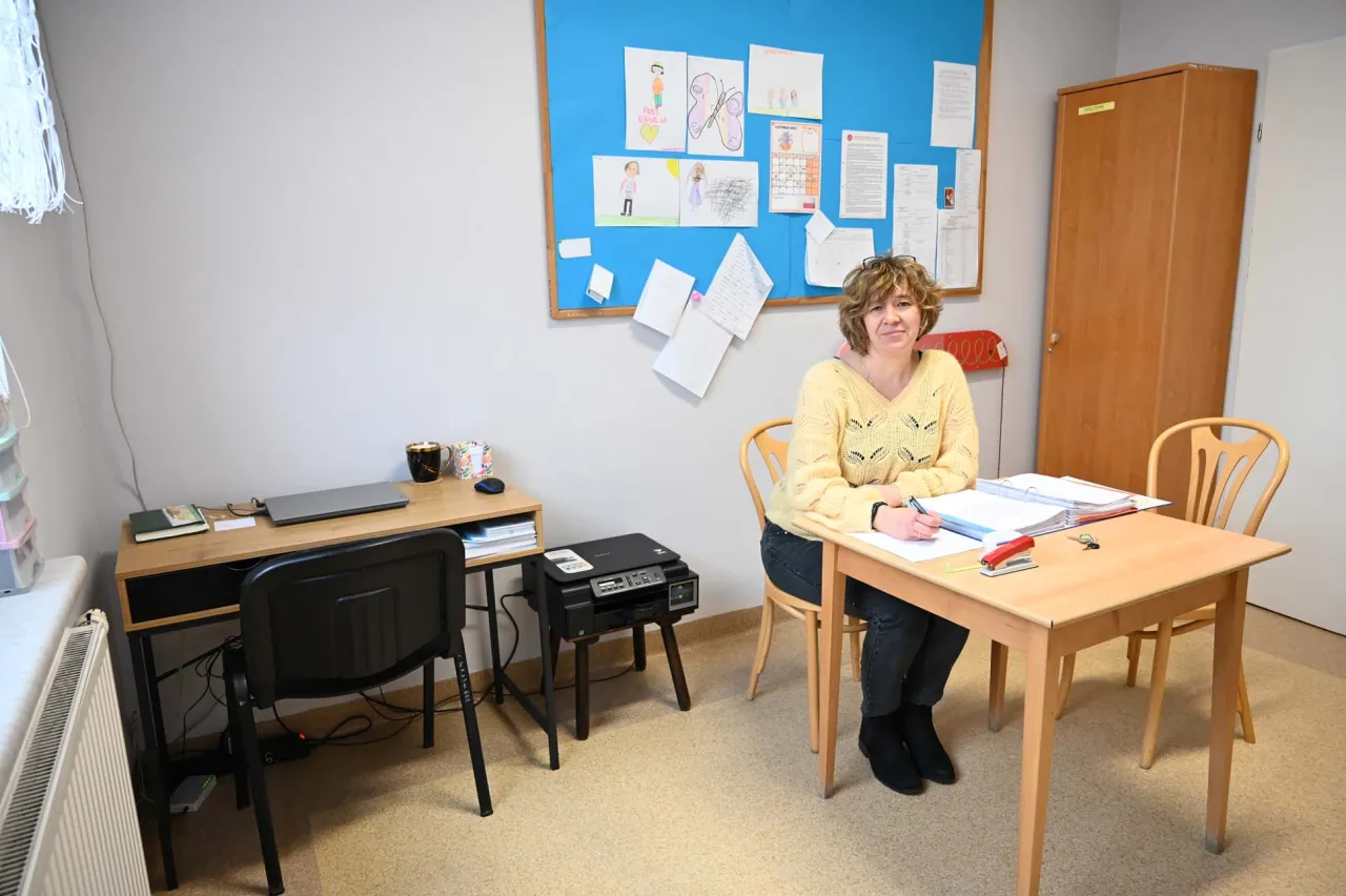 pedagog szkolny w gabinecie z uczniem