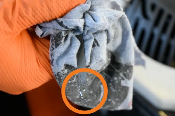 zużyty olej w silniku kosiarki