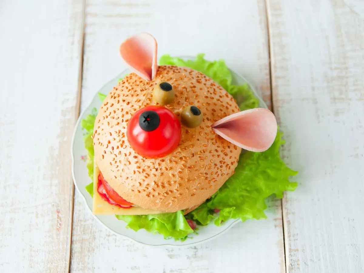 Urocza kanapka w kształcie świnki, idealna do przepis&oacute;w na zdrowe kanapki dla dzieci. Pomysł na śniadanie lub lunch.