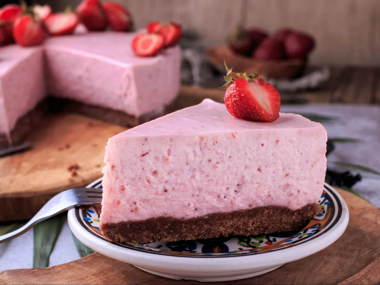 Pyszny deser z truskawek przepis. Kremowy sernik na kruchym spodzie, udekorowany świeżymi truskawkami. Idealny na letnie popołudnie.