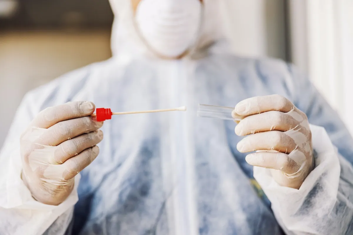 osoba wykonująca test na covid