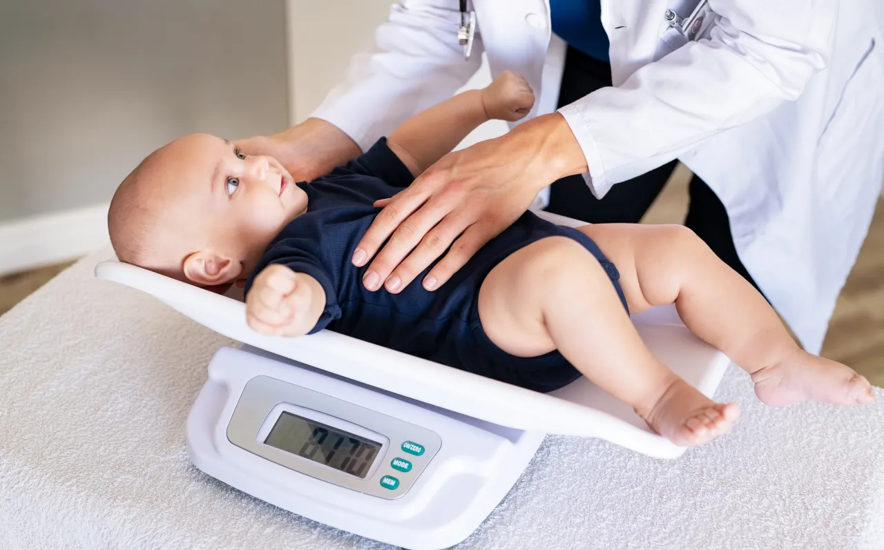 niemowlak na wadze u pediatry