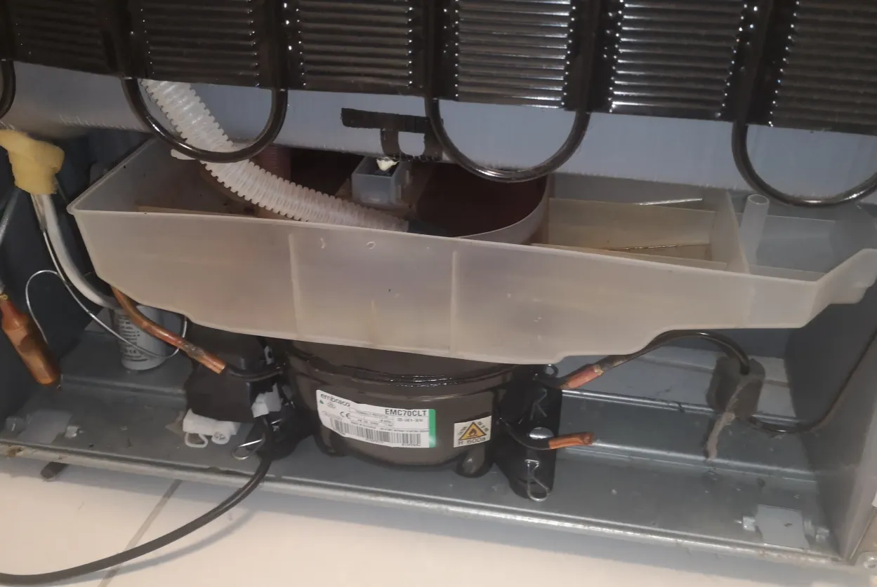 Zabrudzony skraplacz lod&oacute;wki