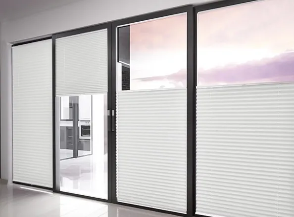 mini rolety i plisy na drzwiach