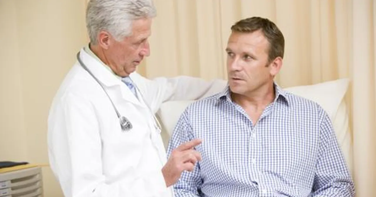 Urolog wyjaśniający zakres specjalizacji