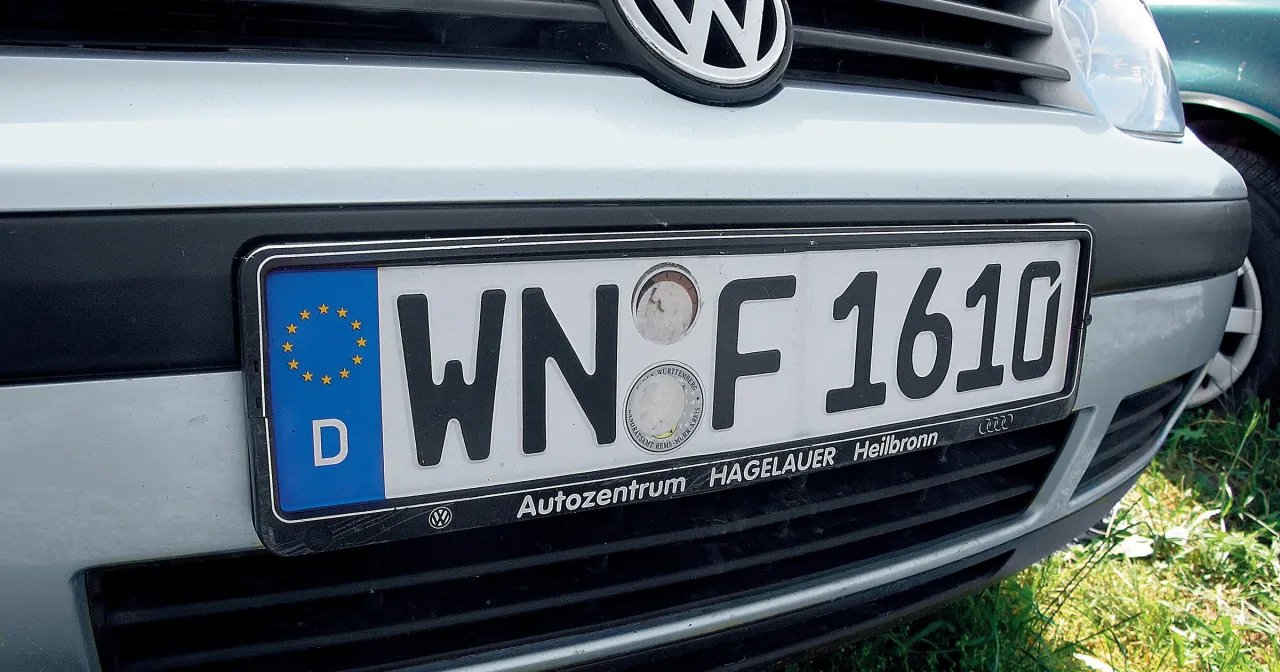Tablica rejestracyjna z Niemiec (WN F 1610) na samochodzie. Czy można jeździć na niemieckich blachach? Tak, jeśli spełnione są odpowiednie warunki.
