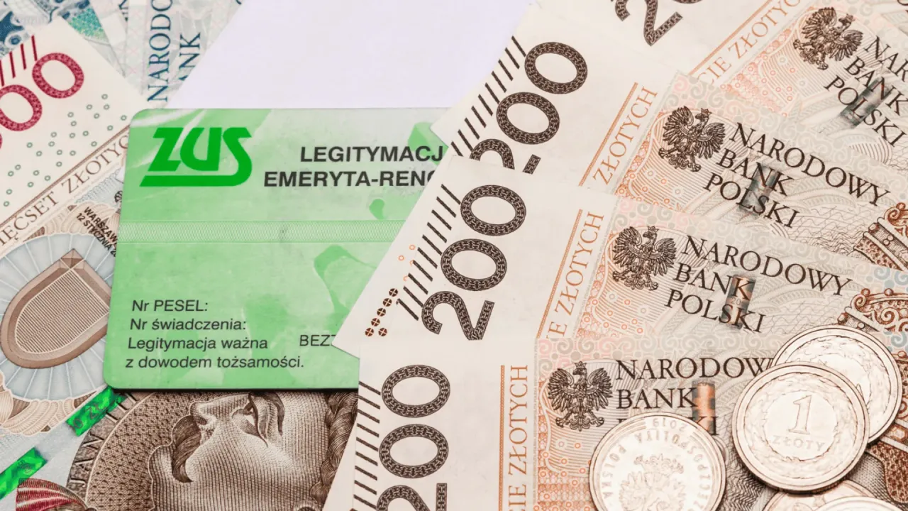 senior z pieniędzmi lub kalkulatorem, 13 emerytura