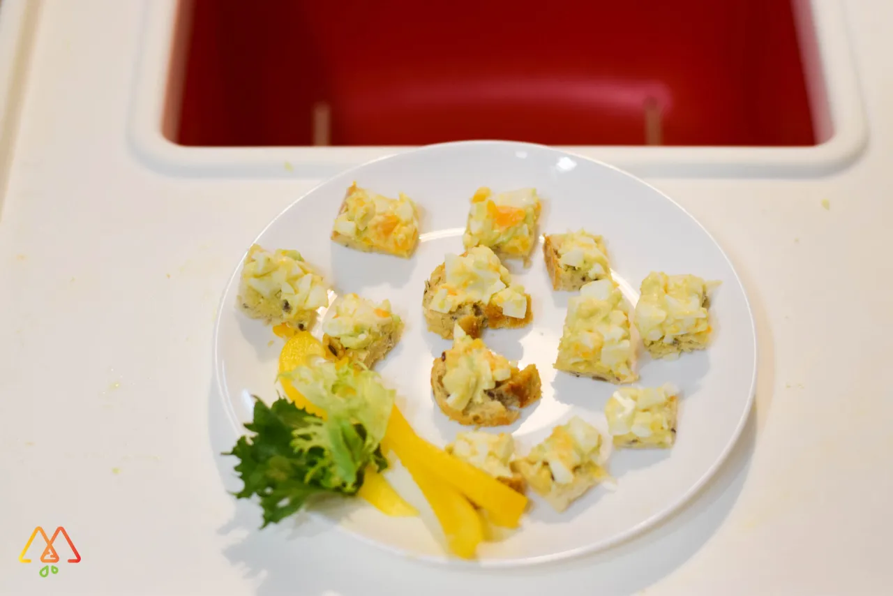 niemowlak jedzący chleb BLW