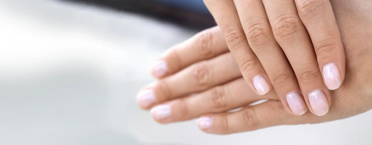 zadbane dłonie kobieta powitanie