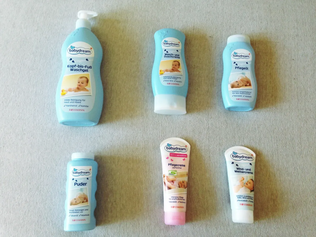 Zestaw kosmetyk&oacute;w BabyDream: żel do kąpieli, krem do mycia, olejek, puder, krem ochronny i krem na wiatr. Idealne kosmetyki dla noworodka.