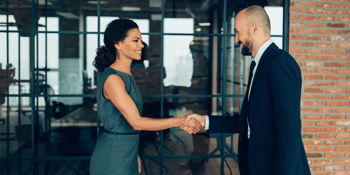 różne formy powitania na randce