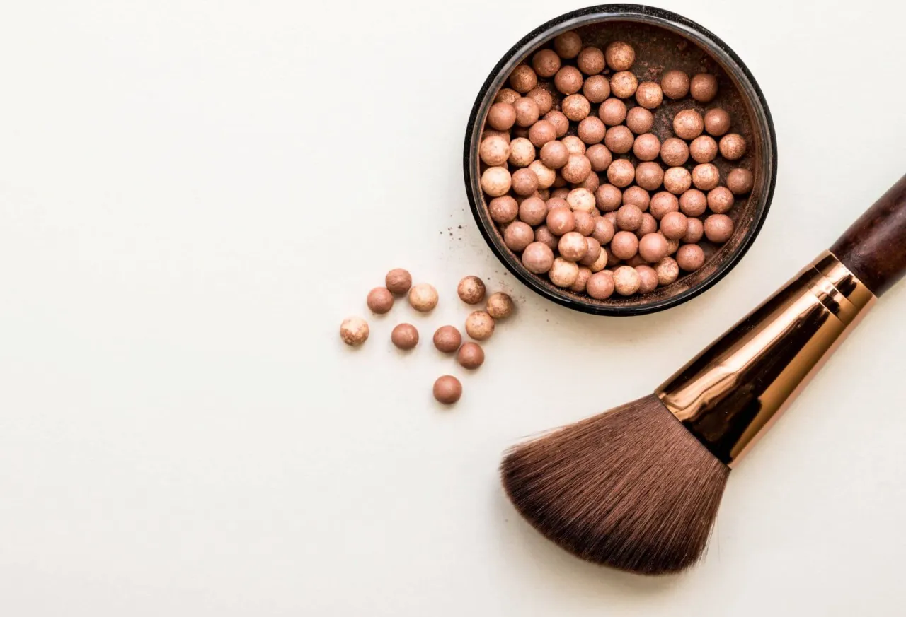 Puder w kulkach aplikacja pędzlem