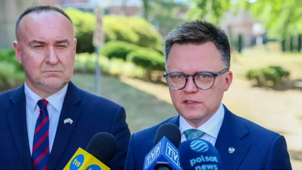 Dwóch polityków przed mikrofonami. Jeden z nich mówi o ukrytych przyczynach odejścia Michała Kobosko z koalicji i oskarżeniach o dyktaturę.