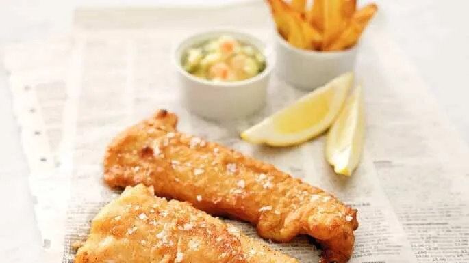 usmażony filet z dorsza z frytkami i sosem