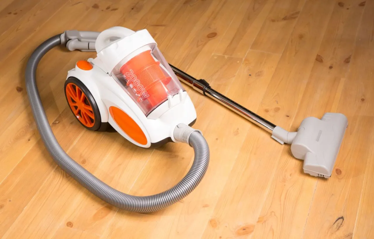 Odkurzacz do 300 zł na tle mieszkania