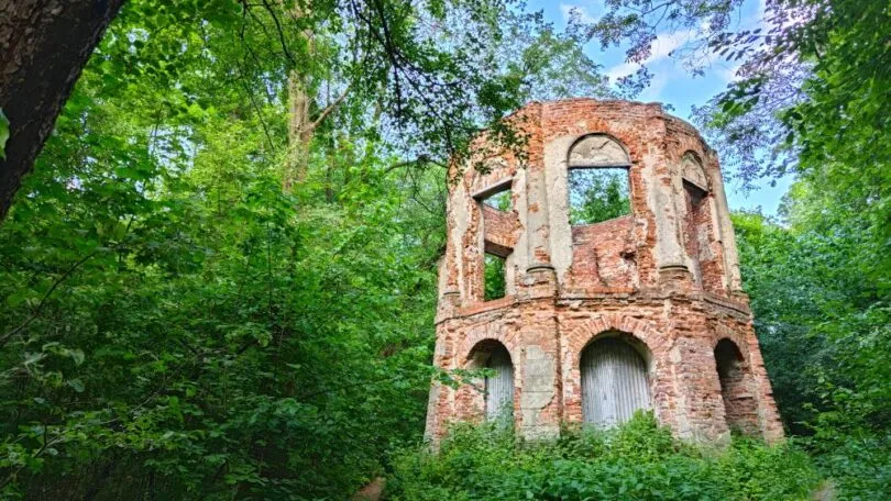 Ruiny pałacyku Morysin