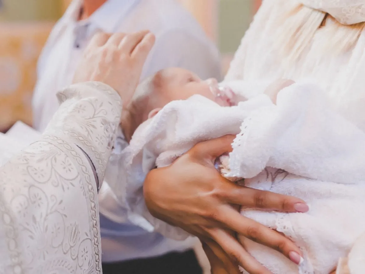 matka chrzestna wręcza kopertę na chrzcinach