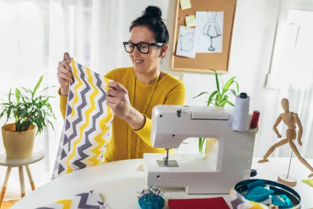 kobieta szyjąca bluzę na maszynie