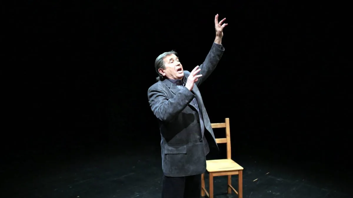 Janusz Gajos na scenie teatru