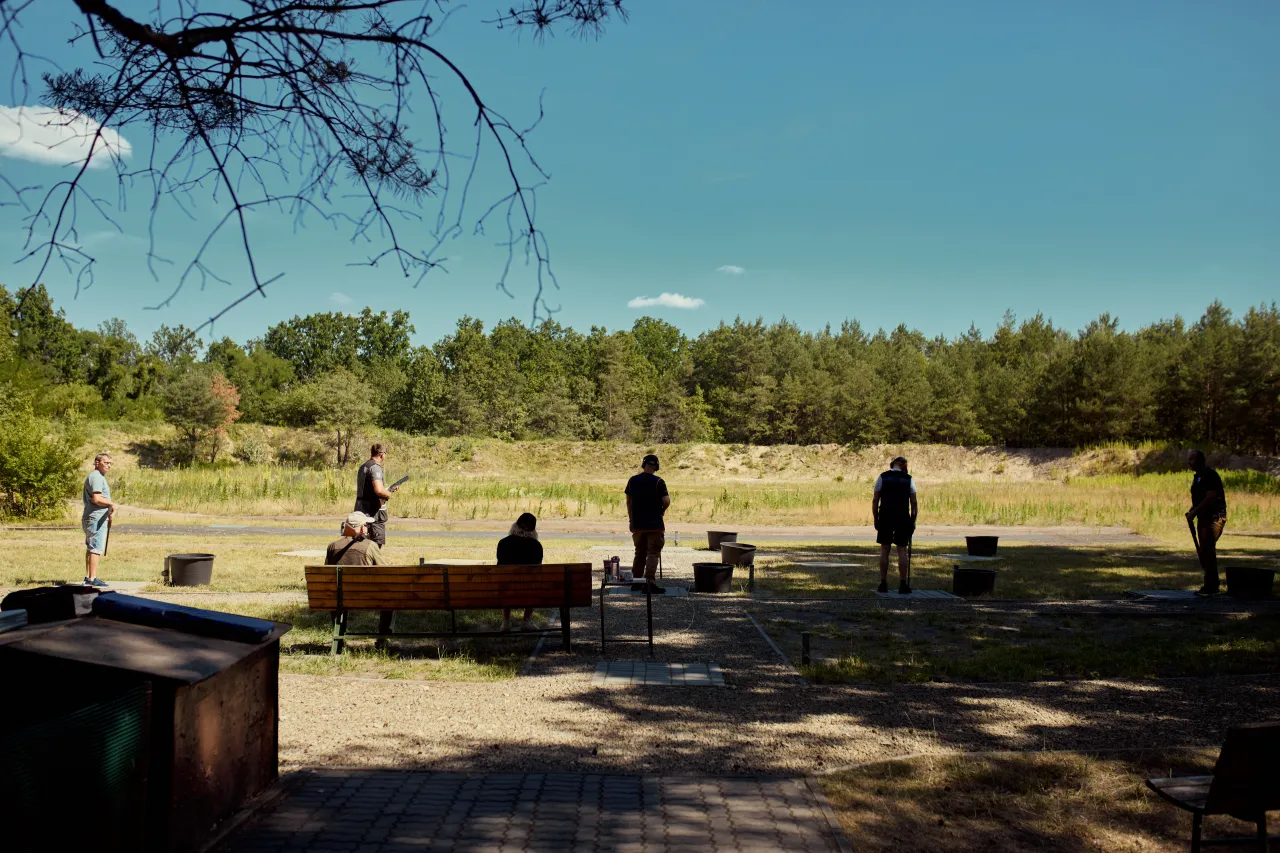R&oacute;żne rodzaje broni na strzelnicy