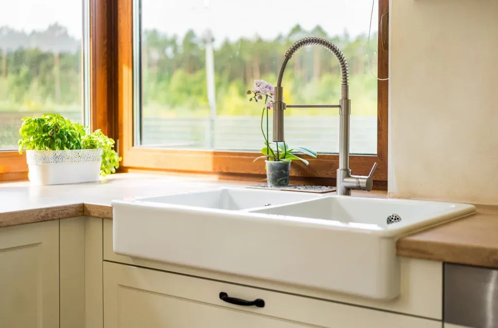 biały zlew drewniany blat kuchnia skandynawska