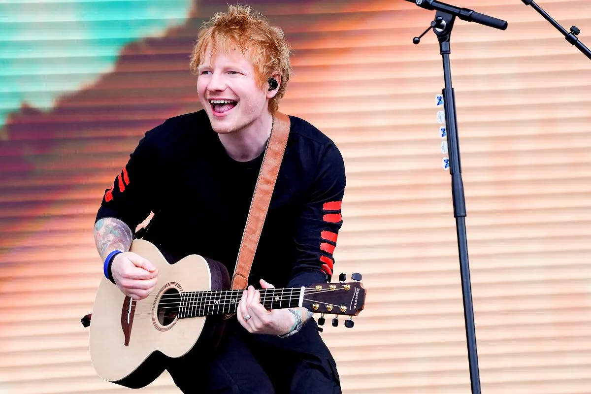 Ed Sheeran gra na gitarze podczas koncertu w Warszawie. Fani zastanawiają się, ile bilet&oacute;w zostało na to wydarzenie.