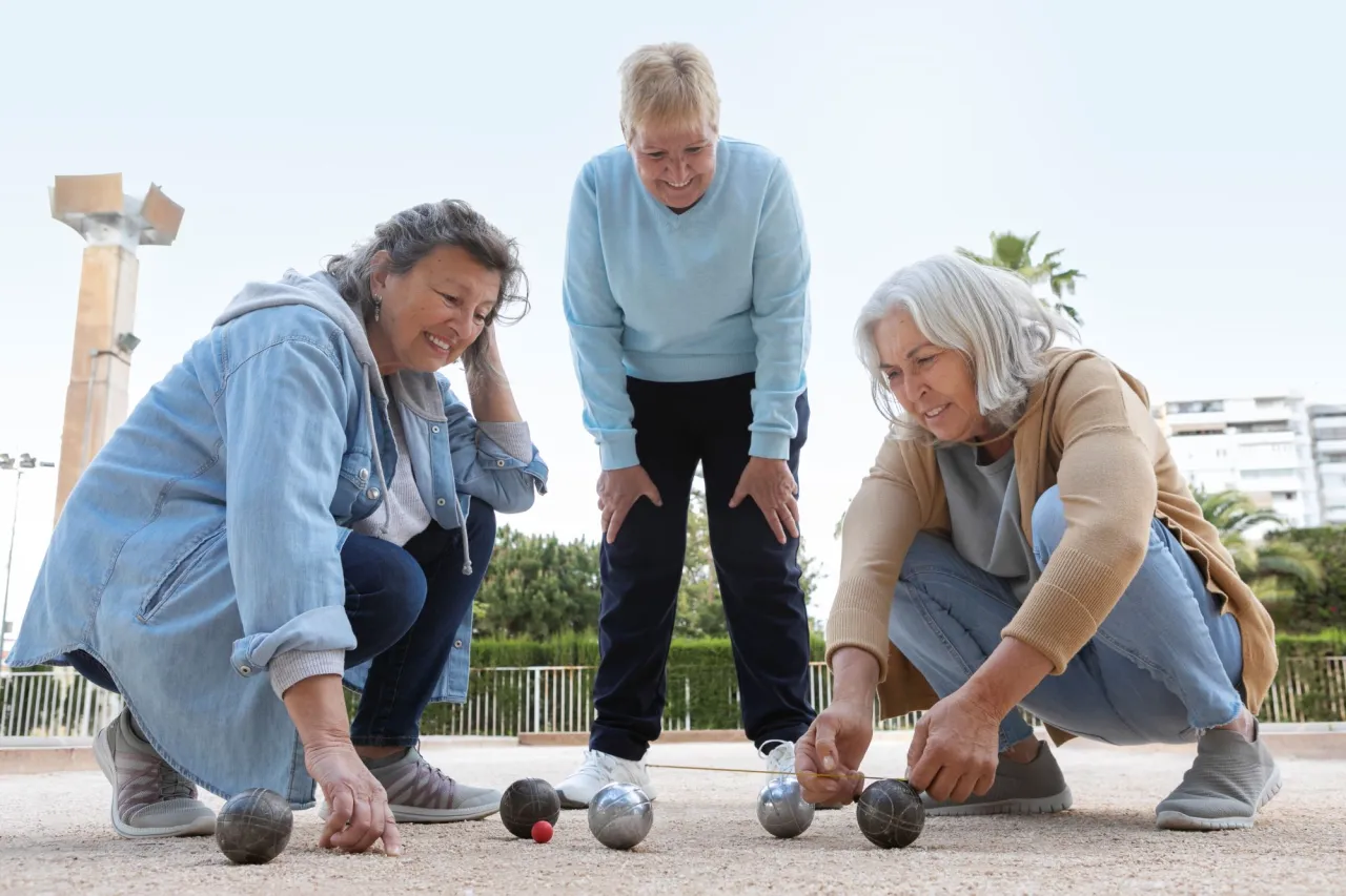 Seniorzy aktywnie spędzający czas na świeżym powietrzu