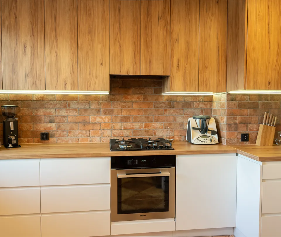 Biała kuchnia drewniany blat cegła beton płytki inspiracje