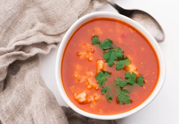 Różne rodzaje zup rybnych: pomidorowa, kremowa