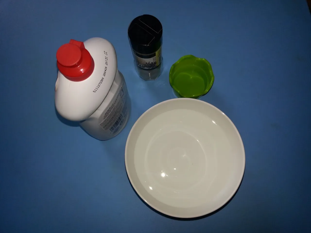 Eksperyment z pieprzem i wodą składniki