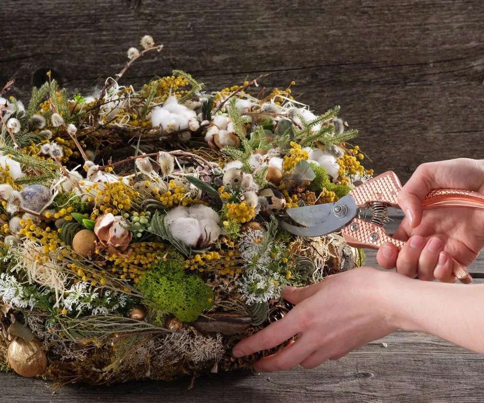 minimalistyczny stroik wielkanocny z gałązek i mchu