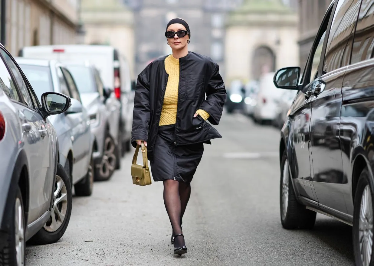 Bomberka w eleganckich stylizacjach