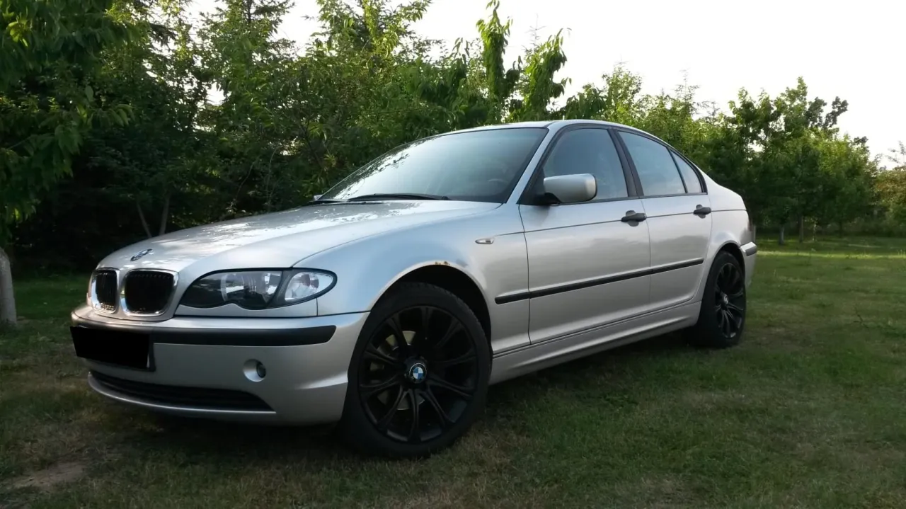 Srebrne auto z czarnymi felgami matowymi i błyszczącymi