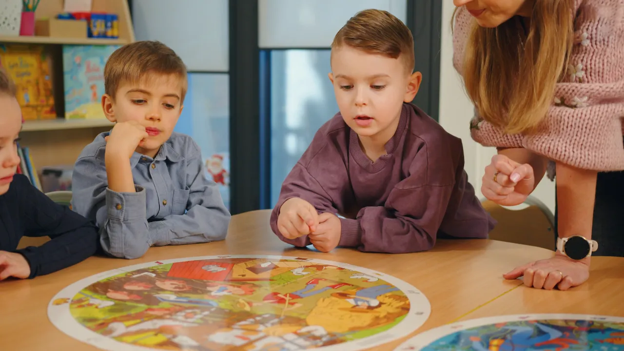 Nauczyciel planujący zajęcia dla dzieci, pomoce dydaktyczne