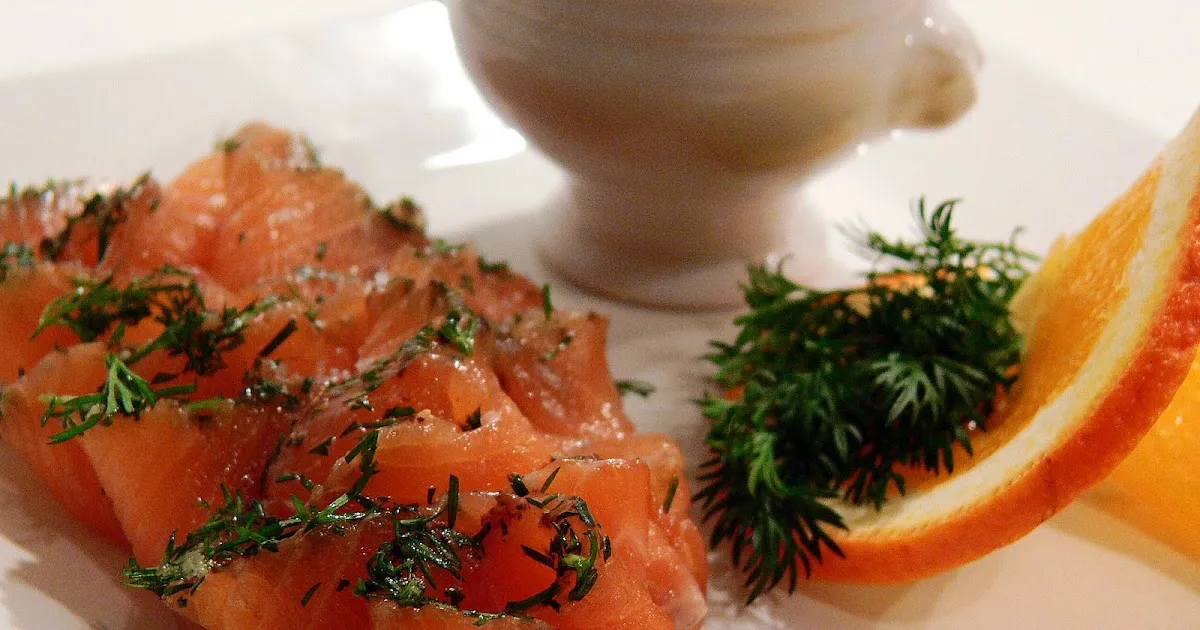 Gravad Lax mit Hovmästarsås und Dillkartoffeln angerichtet