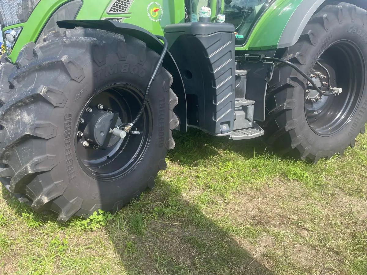 r&oacute;żne typy opon rolniczych, małe i duże opony do ciągnik&oacute;w