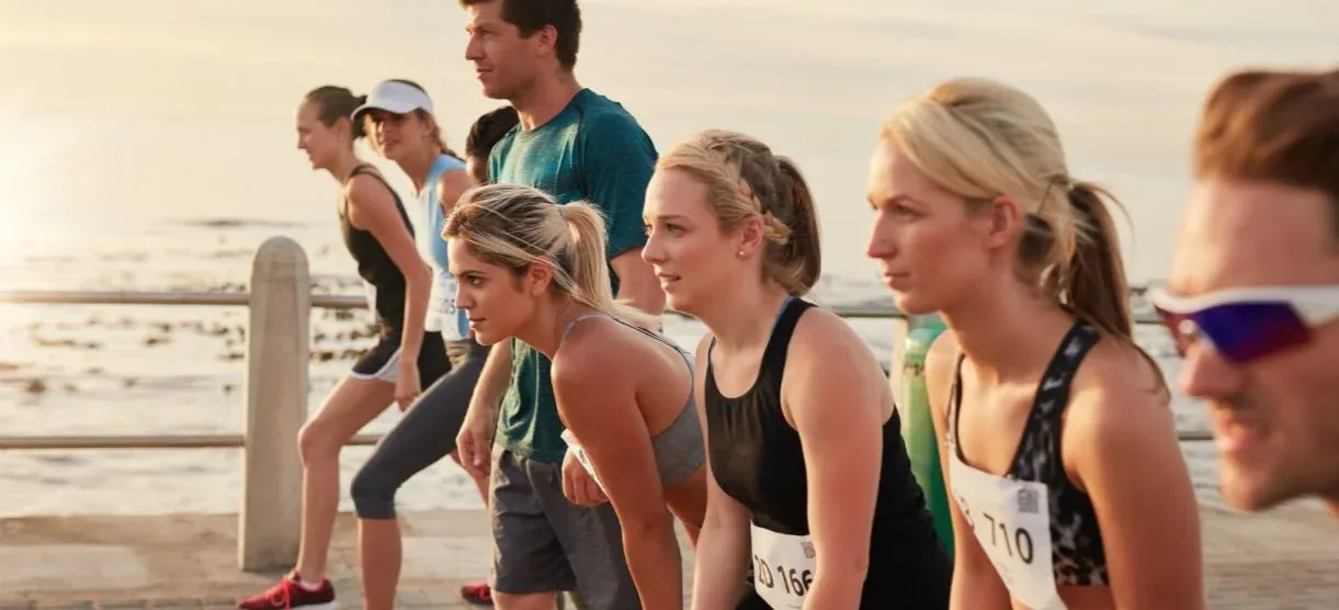 Osoba biegnąca i osoba podnosząca ciężary, symbolizujące r&oacute;żne typy treningu
