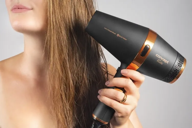 Suszarka do włosów z widocznym panelem sterowania lub parametrami mocy