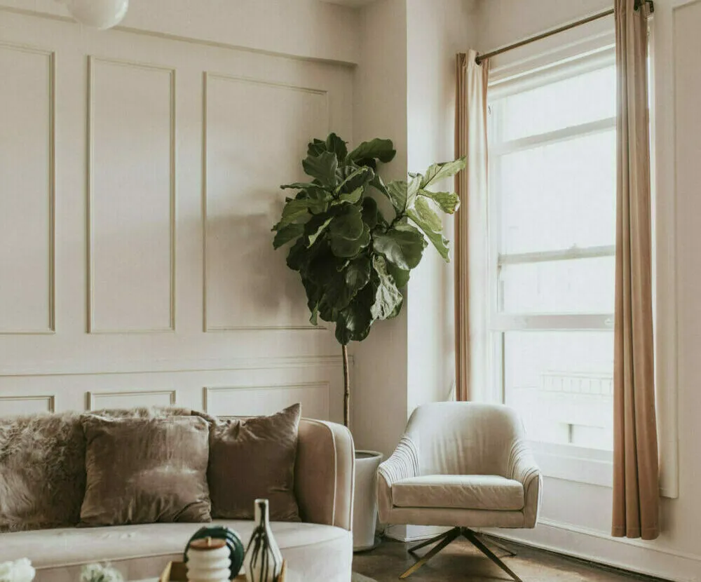 Nowoczesne lamele ścienne i sztukateria w salonie