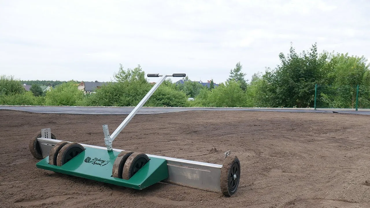 narzędzia do wyrównywania terenu działki