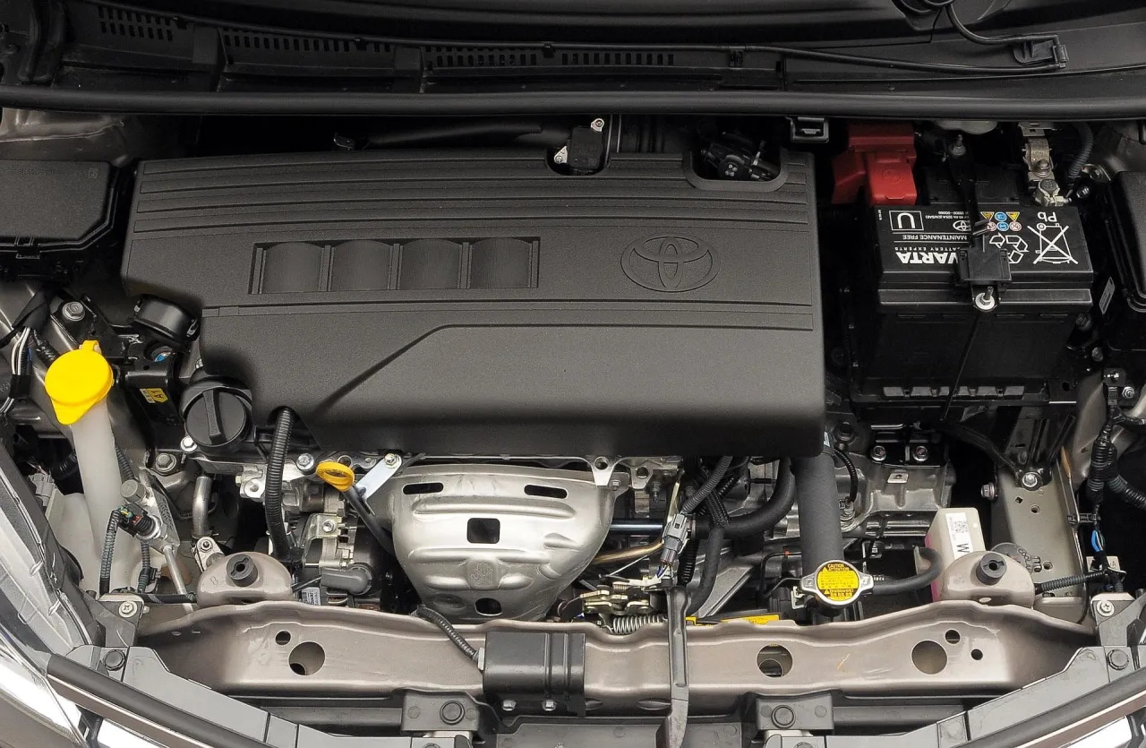 Silnik Toyoty Yaris, z widocznym logo producenta. To serce auta, które decyduje, ile koni ma Toyota Yaris.