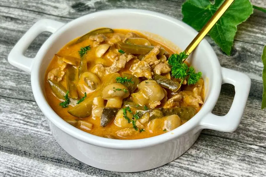 Strogonow z ogórkami kiszonymi i konserwowymi porównanie