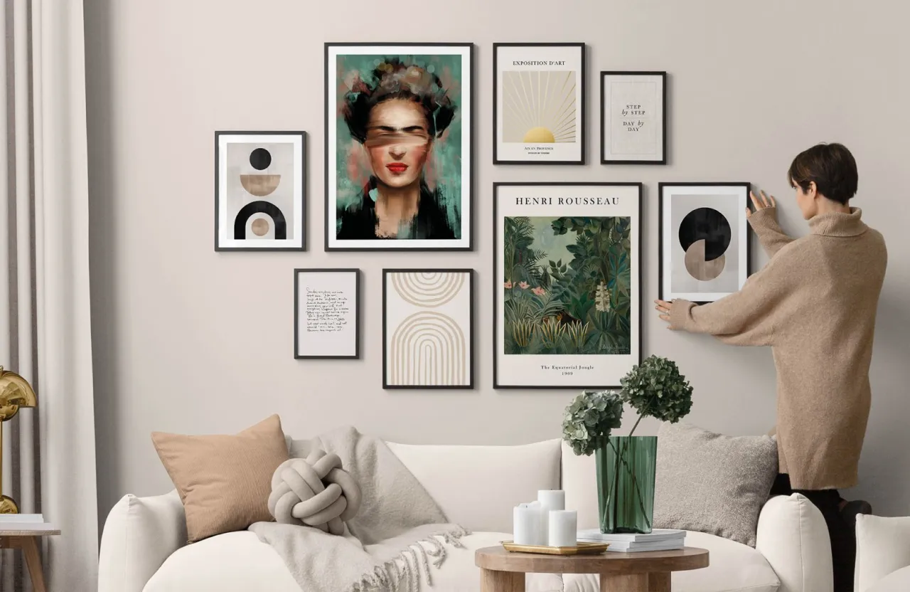 r&oacute;żne układy galerii zdjęć w salonie