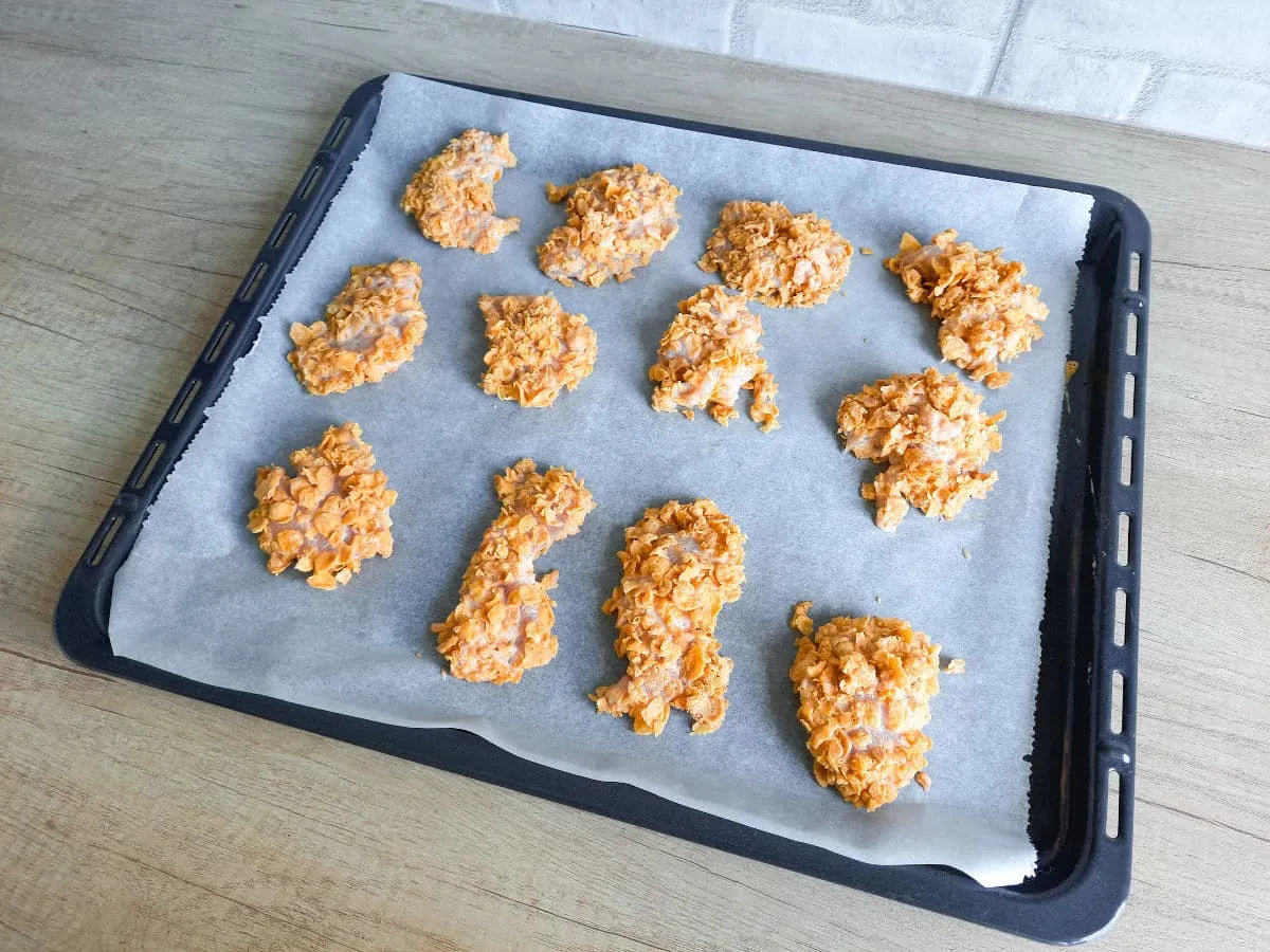 Panierowanie nuggetsów w płatkach kukurydzianych